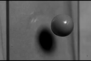 Трещины распространяются по стеклу