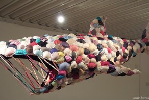 Shark Bra - состоит из трех сотен бюстгальтеров.