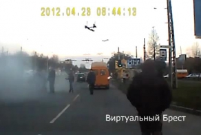 Вспыхнувший автомобиль помогли затушить очевидцы