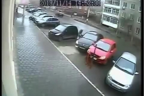 В Саратове автоледи влетела в мебельный магазин