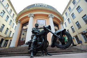 Памятники легендарному музыканту Виктору Цою