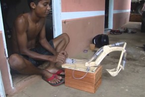 Интересная игрушка со шприцов и дерева