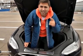 Стиллавин и Вахидов протестировали электроавтомобиль Tesla Model S
