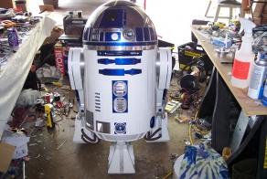 Жизнь популярного дроида R2-D2 в фотографиях