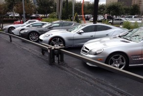 Голый мужик расстрелял несколько дорогих авто в Техасе