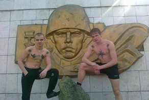 Моральное уродство или любители фотографий с памятниками