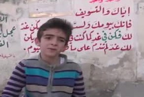 Бомба падает прямо рядом с детьми в Сирии