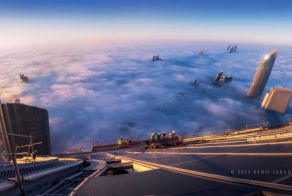 На краю пропасти. Снято с 98–го этажа Trust Tower в Абу–Даби.