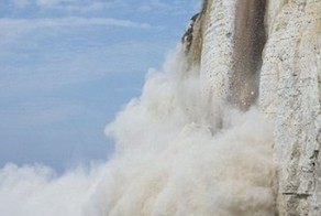 Женщина чуть не погибла из-за обрушившейся скалы