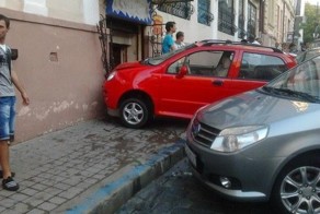 Типичное женское ДТП по-черновицки (Украина) (6 фото)