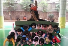 Урок физической подготовки в китайском детском саду