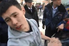 Пьяный водитель разбил голову об свой Мерседес