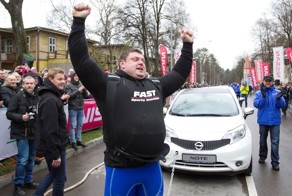 Nissan помог самому сильному человеку в мире установить новый рекорд