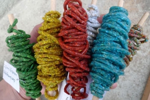 Яркий и красочный материал для напольного покрытия из отходов улитки