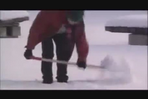 Парень с лопатой издевается над прохожими