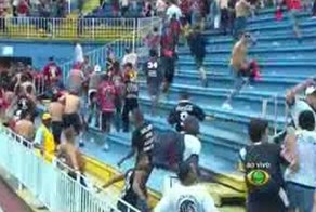 Беспорядки на трибунах во время футбольного матча