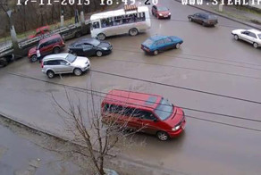 Двое мужчин избили девушку