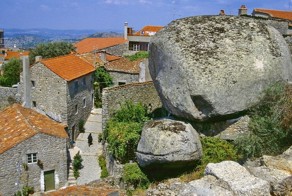 Городок Monsanto словно сошел с полотен средневековых художников.