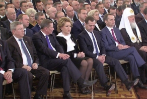 Немного жмут