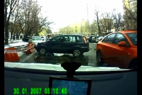 Девушка паркуется