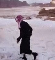 Араб радуется снегу