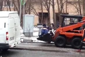 Борьба с гололедом по-московски продолжается...