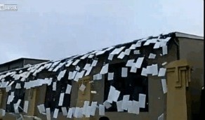 Ледяной покров скатывается с крыши 