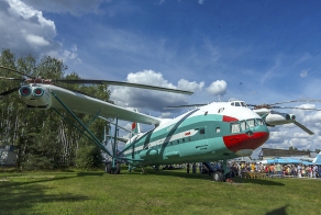 Вертолёт В-12 и самолет Ту-144 в музее ВВС