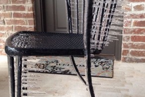 Стул стоял пару ночей во дворе во время шторма