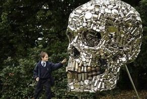 Череп из металлических банок
