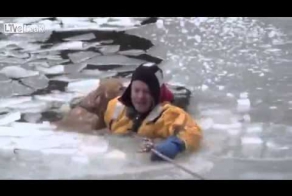 Спасение пса из ледянного плена !