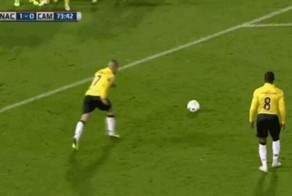 Футболисты отпраздновали гол в джакузи рядом с полем