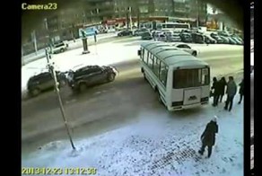 В центре Новосибирска ПАЗ сбил двух пенсионеров