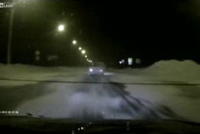 Мужчина сбивает дальнобойщика и гаишника, вышедших на середину дороги