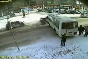 Автобус ПАЗ сбивает двух пенсионерок