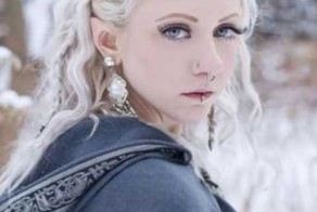 Фанатка "Властелина колец" обрезала уши, чтобы стать эльфийкой