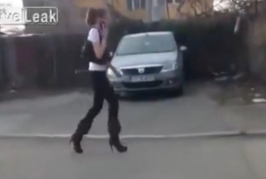 Купила девушка сапоги 