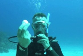 Яйцо под водой, на уровне около 18 метров