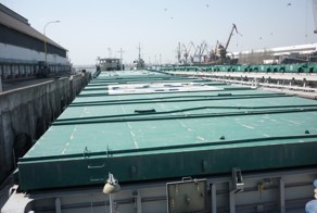 Баржи для перевозки зерна водным путем