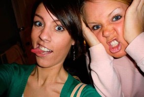 Девушки кривляются