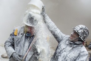 На улицах испанского городка Иби проходят мучные бои