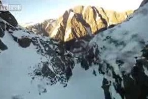 Потрясающий спуск с Французских Альп на лыжах с парашютом