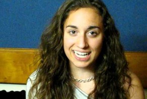 Девушка имитирует голоса различных птиц и животных