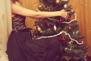  Как бы ей сказать, что это не елочная игрушка?