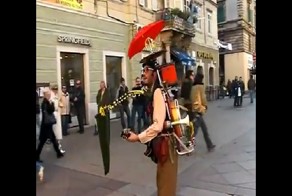 Уличный чудо музыкант