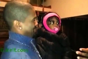 Реакция маленькой девочки на брата близнеца своего отца