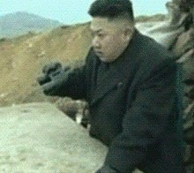 Ким Чен Ын смотрит в бинокль