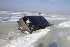 Рыбаки на Toyota Tundra провалились под лед