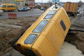 В Саратове в яму провалилась пассажирская «ГАЗель»