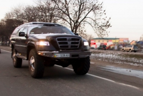 По Киеву разъезжает огромный самодельный внедорожник